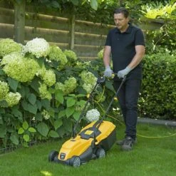 Powerplus POWXG6212T Elektrische Grasmaaier - Grasmachine Voor Kleine En Middelgrote Tuin - 1300W - Maaibreedte 320mm - Verstelbare Maaihoogte - 30L Opvangbak - Incl. Grastrimmer 250W 11 Powerplus POWXG6212T Elektrische Grasmaaier - Grasmachine Voor Kleine En Middelgrote Tuin - 1300W - Maaibreedte 320mm - Verstelbare Maaihoogte - 30L Opvangbak - Incl. Grastrimmer 250W -Tuin En Buiten 1200x1200 703