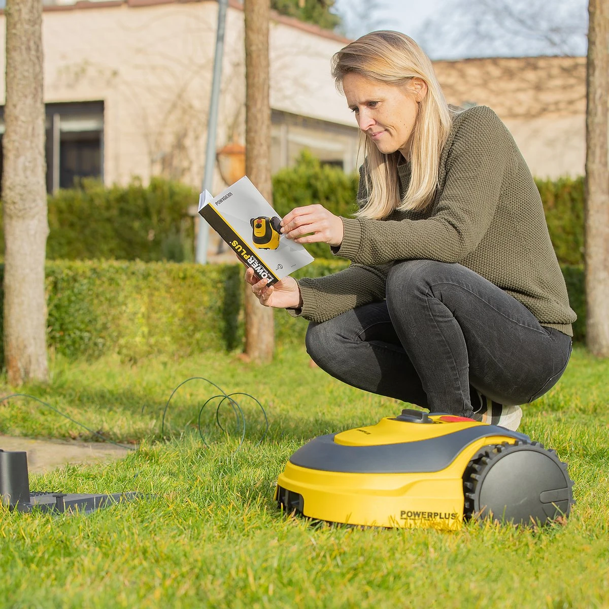 Powerplus POWXG6305 Robotmaaier - 18V - Voor Gazons Tot Ca. 500m² - Maaibreedte 180mm - Incl. Laadstation En Accessoires 11 Powerplus POWXG6305 Robotmaaier - 18V - Voor Gazons Tot Ca. 500m² - Maaibreedte 180mm - Incl. Laadstation En Accessoires - Afbeelding 11