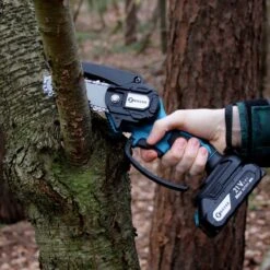 NovarGarden® Mini Kettingzaag NG1 - Met 2x Accu - Takkenzaag - Snoeizaag - Electrisch - Handzaag - Boomzaag - 21V -Tuin En Buiten 1200x1200 820