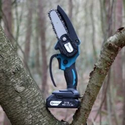 NovarGarden® Mini Kettingzaag NG1 - Met 2x Accu - Takkenzaag - Snoeizaag - Electrisch - Handzaag - Boomzaag - 21V -Tuin En Buiten 1200x1200 821