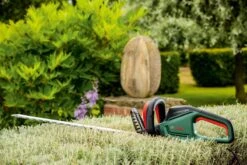 Bosch UniversalHedgeCut 60 Heggenschaar - Op Snoer - Lengte 60 Cm -Tuin En Buiten 1200x800 338