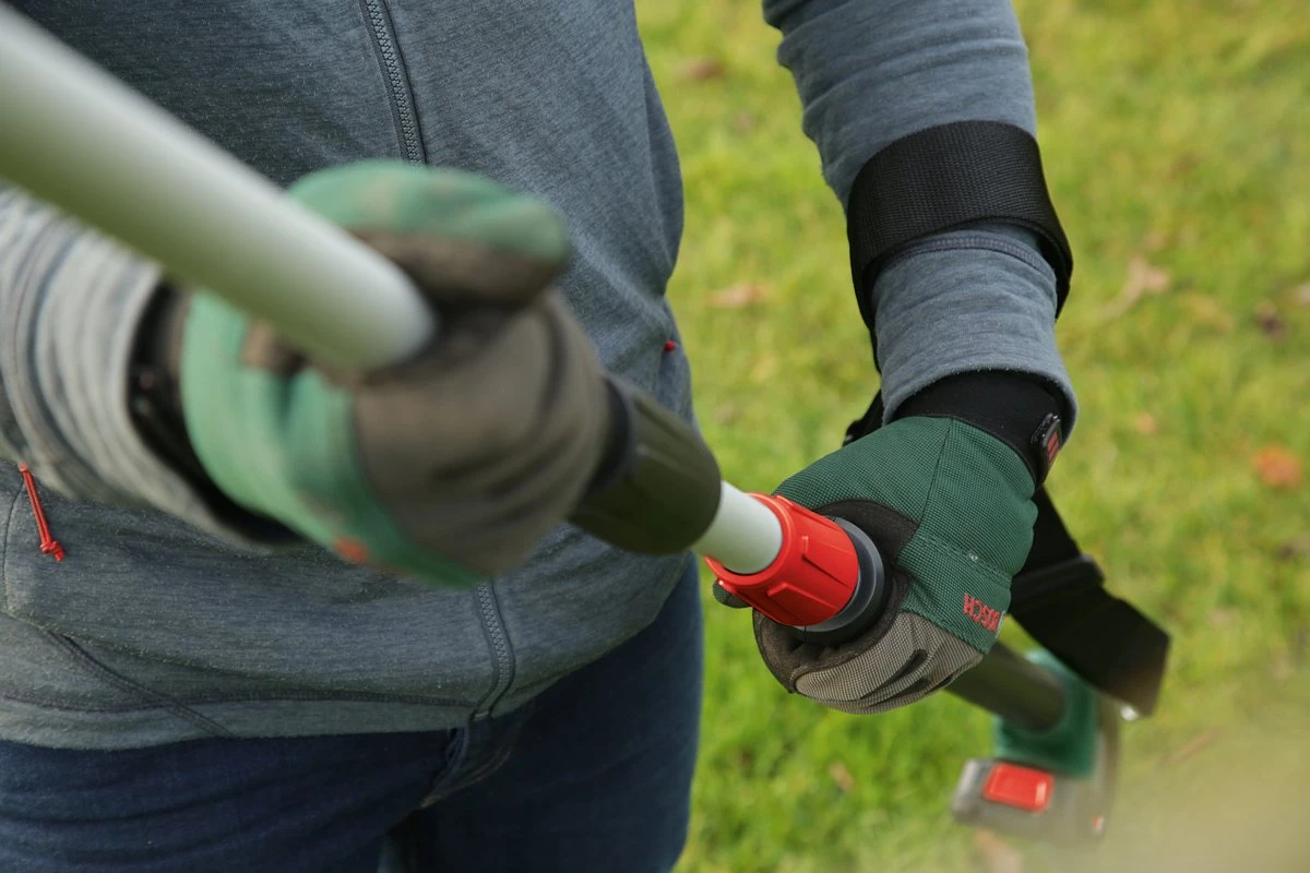 Bosch UniversalHedgePole 18 Heggenschaar Op Steel - Met 18 V Accu En Lader 13 Bosch UniversalHedgePole 18 Heggenschaar Op Steel - Met 18 V Accu En Lader - Afbeelding 13