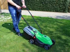 Profeco Elektrische Grasmaaier 1000W - Grasmaaimachine Met 320mm Maaibreedte En Instelbare Maaihoogte - Incl. 30 Liter Opvangbak 13 Profeco Elektrische Grasmaaier 1000W - Grasmaaimachine Met 320mm Maaibreedte En Instelbare Maaihoogte - Incl. 30 Liter Opvangbak -Tuin En Buiten 1200x888 3