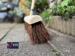 Synx Tools Gemeente Bezem 45 Cm - Straatbezem / Stadsbezem - Steel 150 Cm - Harde Natuurvezels - Bezemsteel - Bezems - Schrobborstels - Veger - Buitenbezem -Tuinbezem -Tuin En Buiten 1200x899 17