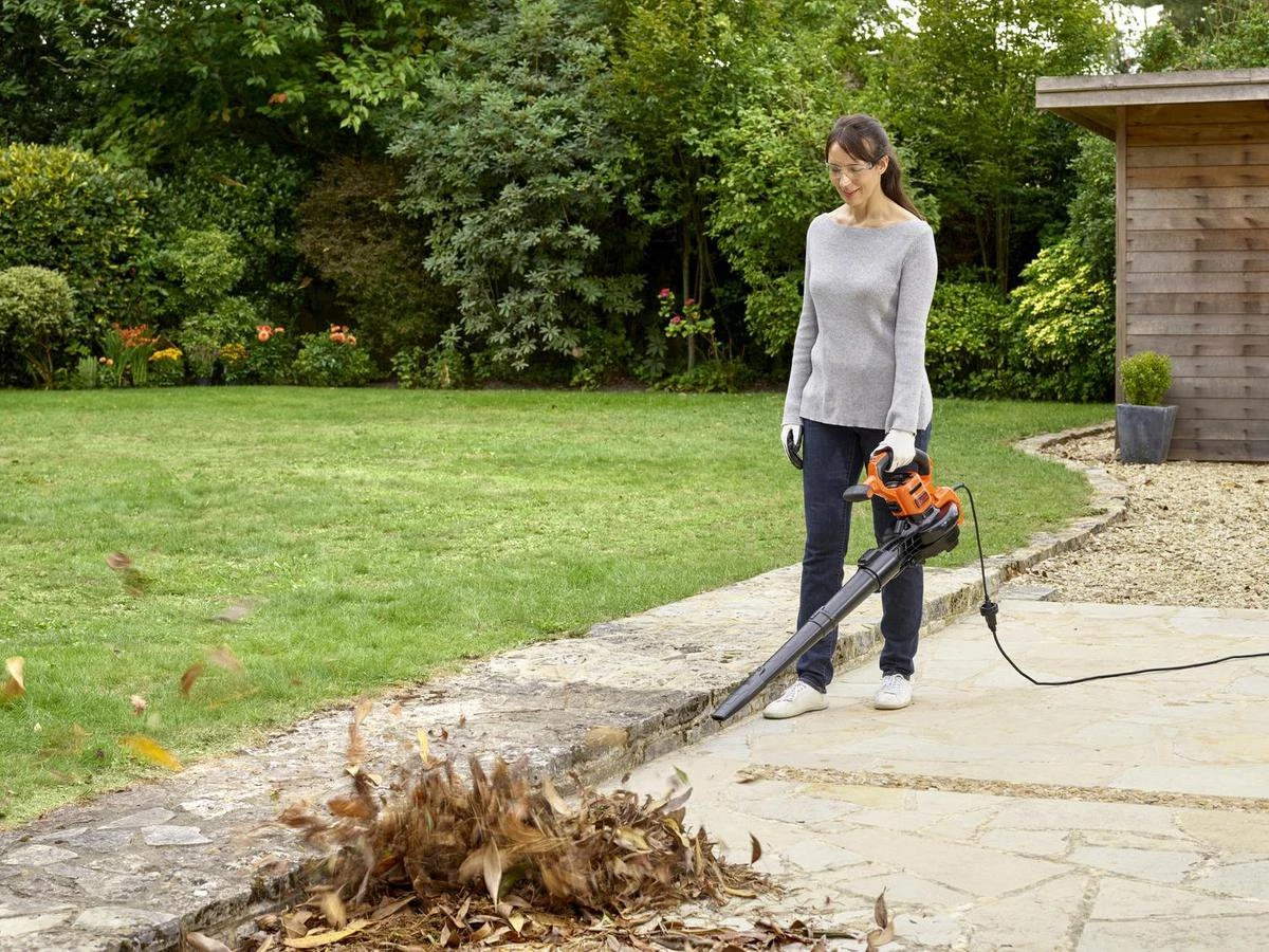 Black & Decker BLACK+DECKER BEBLV301 Bladblazer - Blaas En Zuigfunctie - Rugzak Als Opvangzak 12 Black & Decker BLACK+DECKER BEBLV301 Bladblazer - Blaas En Zuigfunctie - Rugzak Als Opvangzak - Afbeelding 12