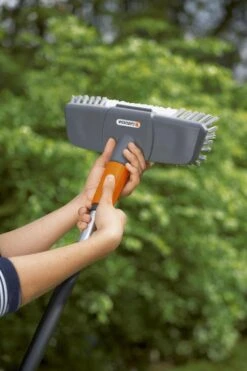 GARDENA Cleansystem Comfort Schrobber - Reinigen Van Paden - Terras - Oprit -Tuin En Buiten 799x1200 55