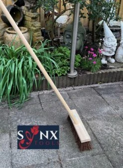 Synx Tools Bezem - Stadsbezem 30 Cm - Buitenveger - Veger - Steel 120 Cm - Harde Natuurvezels - Straatbezem - Bezems - Buitenbezem - Tuinbezem -Tuin En Buiten 880x1200 1